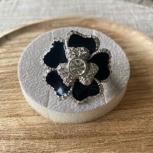 Elegant Black and Silver Flower Ring